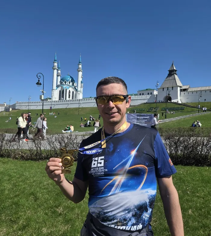 Максим с медалью на фоне Казанского кремля